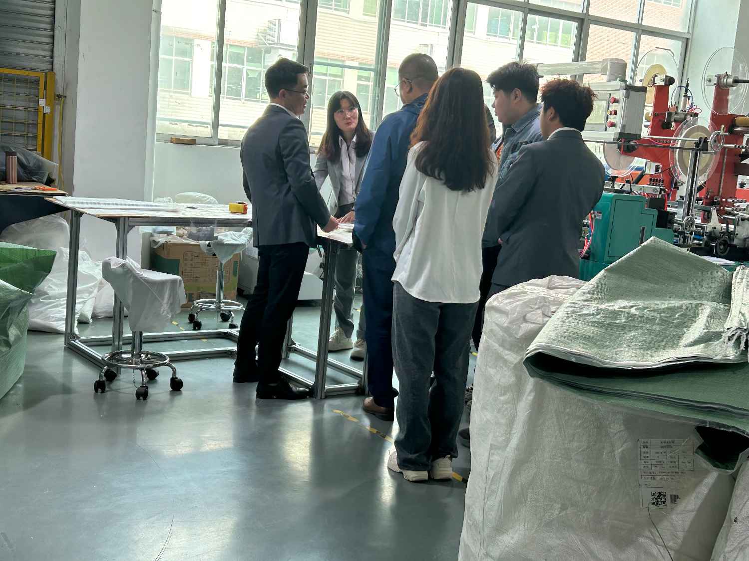 國際合作伙伴深度考察，共謀發(fā)展 —— 外國客戶訪問久信達科技生產(chǎn)車間(圖3)