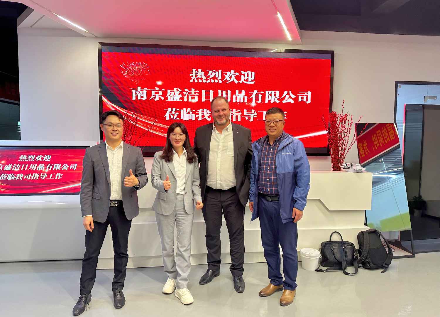 國際合作伙伴深度考察，共謀發(fā)展 —— 外國客戶訪問久信達科技生產(chǎn)車間(圖1)